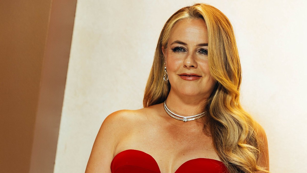 Alicia Silverstone uncovers a letter detailing 'movie people' wanting her to lose weight at age 15