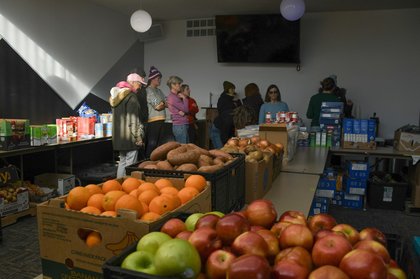 Pastor vuelve su iglesia en banco de alimentos para inmigrantes afectados por redadas de ICE en Minneapolis