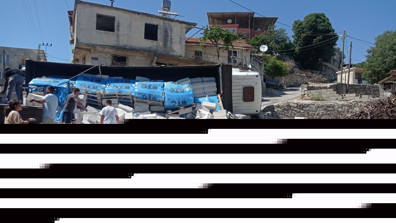 Hatay'da inşaat malzemesi yüklü kamyonun devrilme anı kamerada