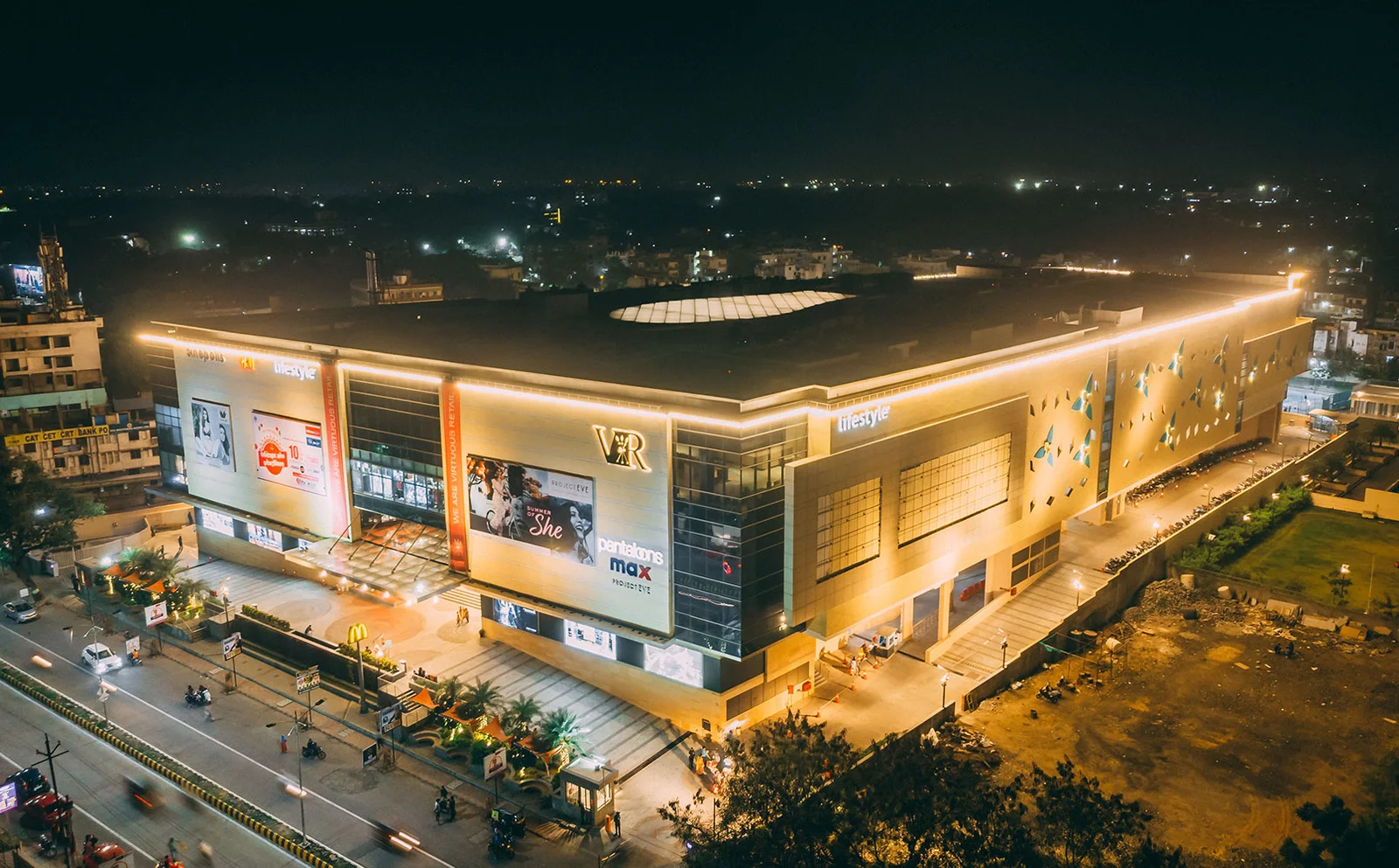 Maha Govt boosts nightlife: Shops, theatres can run 24×7, but bars stay restricted