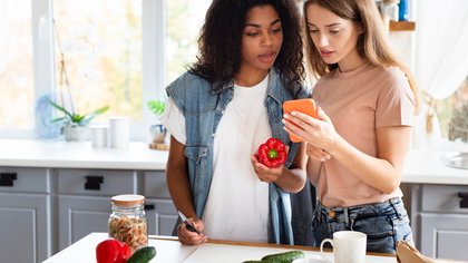 Mulheres lideram a 'geração rótulo' e mudam hábitos alimentares no Brasil; veja como