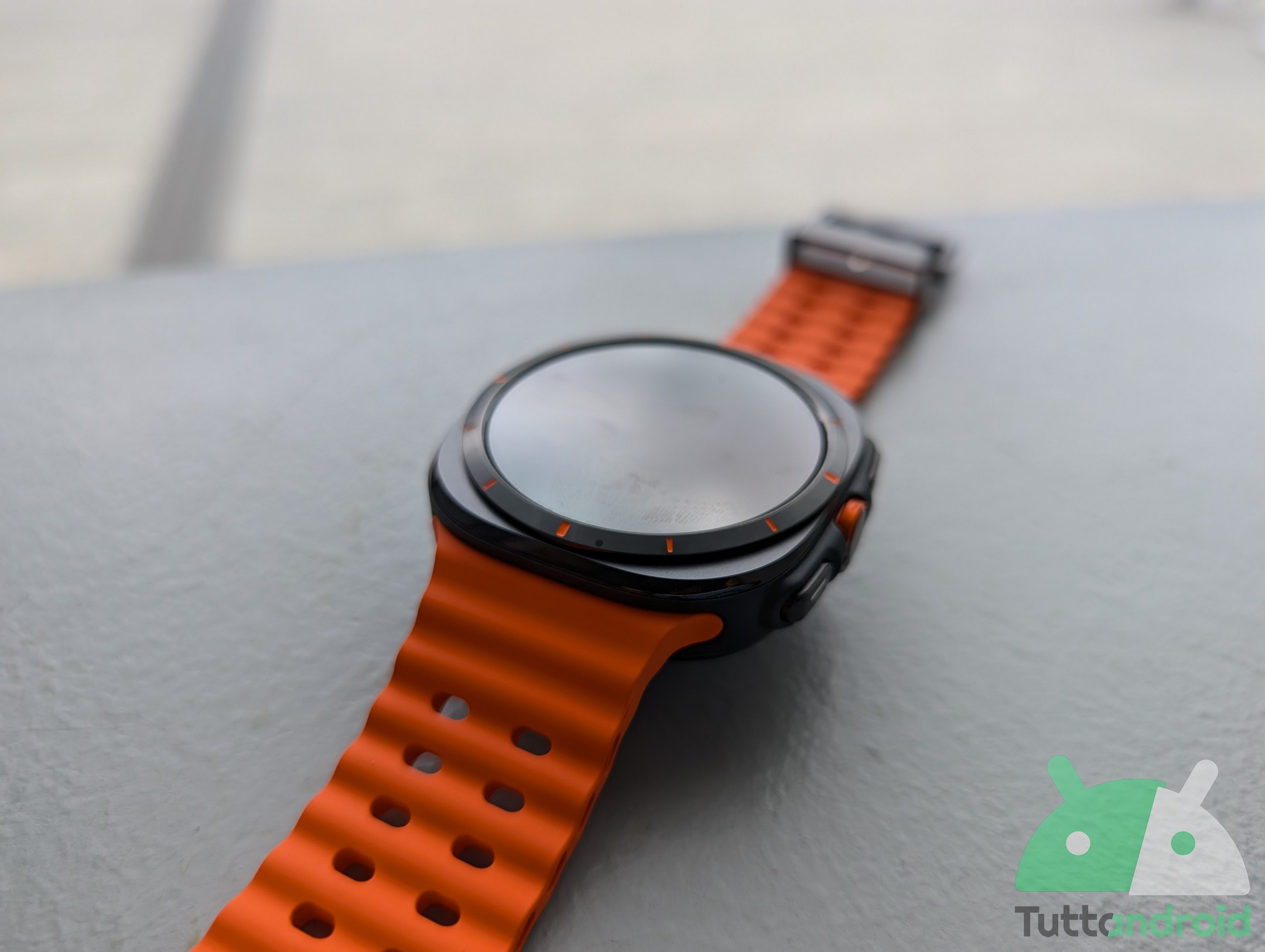 Titanio, AMOLED da 3000 nits e sensori top: Galaxy Watch Ultra a un prezzo mai visto