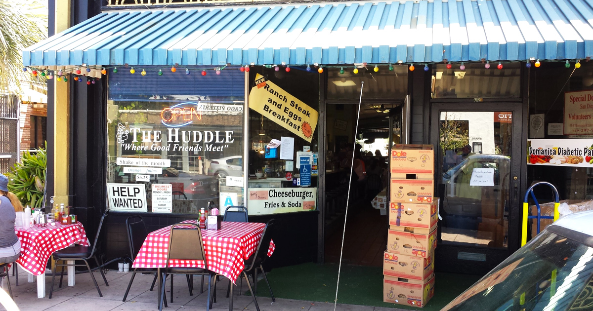People Drive From All Over California For The Chicken And Waffles At This Unassuming Diner
