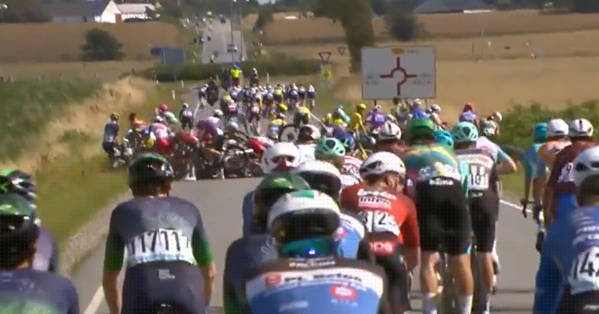 Grosse frayeur pour Wout van Aert, impliqué dans une grosse chute sur le Tour du Danemark (VIDÉO)