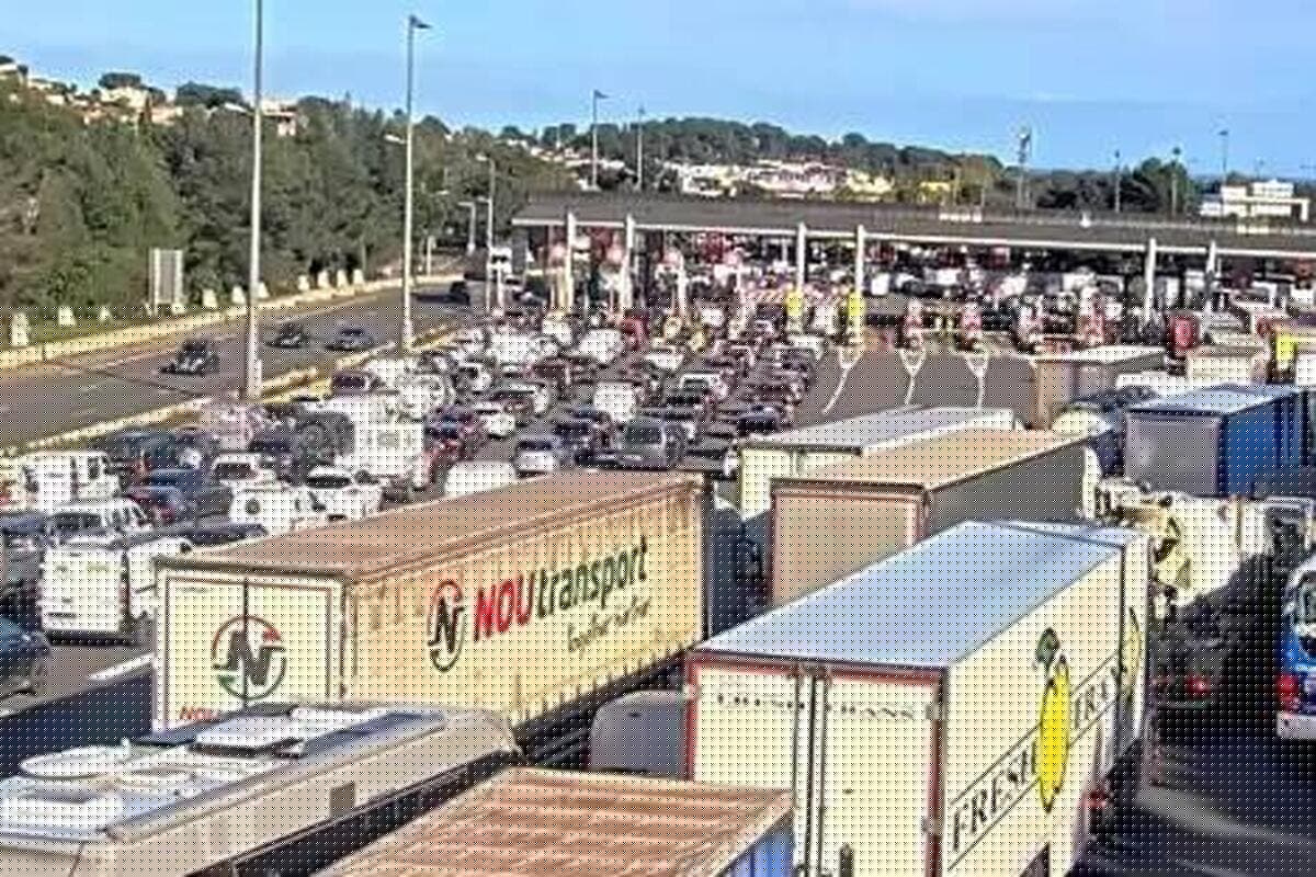 Les suites d’un accident sur l’A8 après la sortie Antibes Est entraînent un énorme bouchon depuis Mandelieu