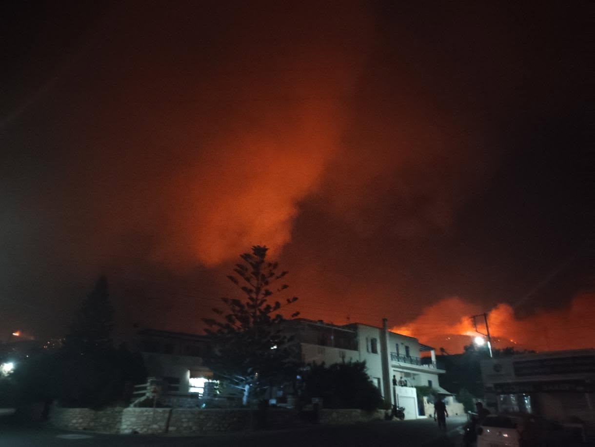 Μάχη με τις φλόγες στην Πάρο: Εκκενώθηκαν οικισμοί, νέα μηνύματα του 112 – Ενισχυμένοι σήμερα οι άνεμοι