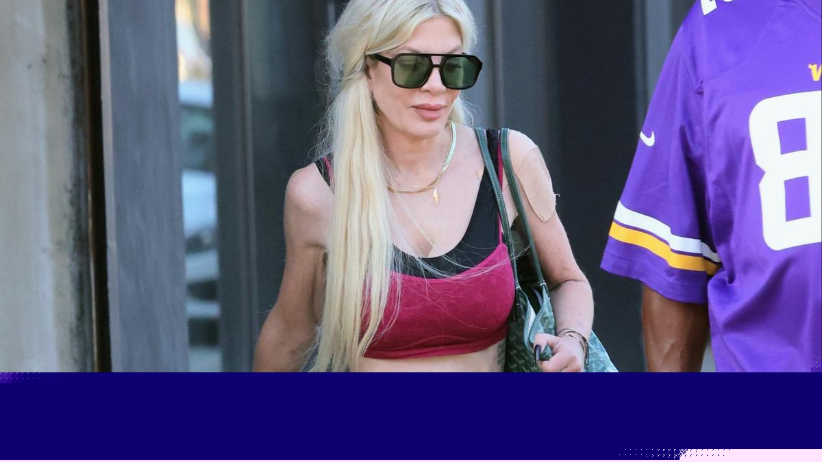 Tori Spelling cuts her own hair
