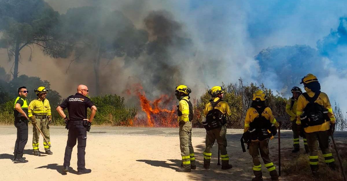 Se complica el incendio en Lucena del Puerto: nueve medios aéreos, más de 70 bomberos y 45 vehículos