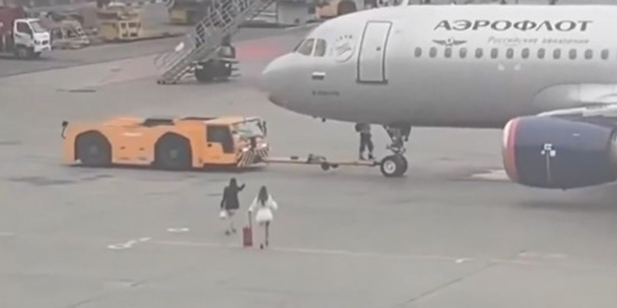 U përpoqën të ndalonin aeroplanin në Moskë, po vonoheshin për një dasmë në Turqi