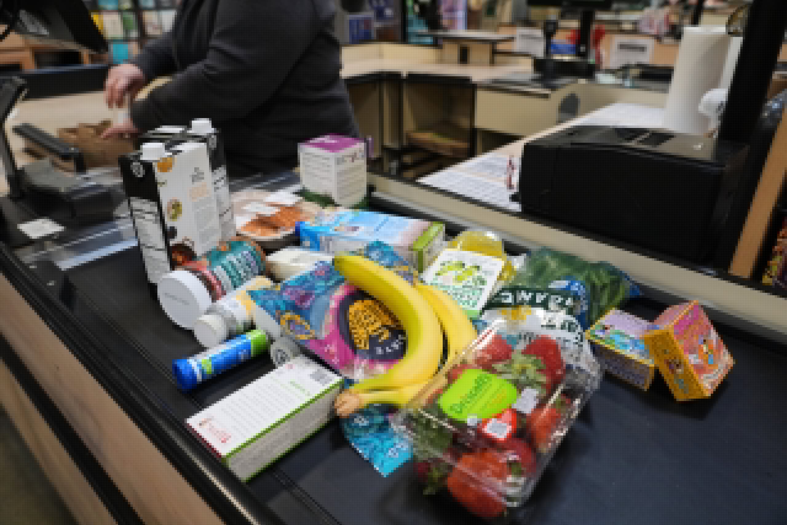 US economy grows at a sluggish 1.5% in second-quarter with inflation remaining stubbornly high