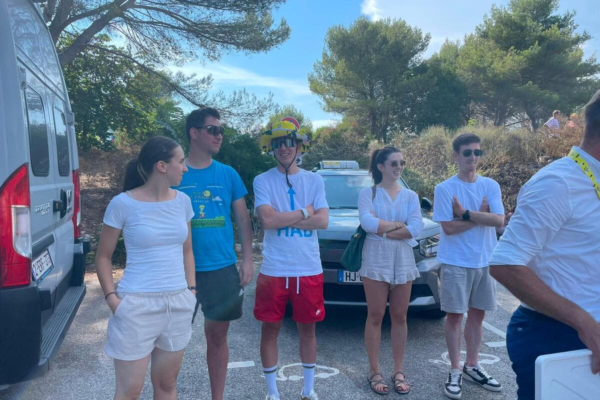 En attendant le passage de sa compagne avec le Tour de France féminin, Tadej Pogacar joue aux cartes en famille au col d’Eze