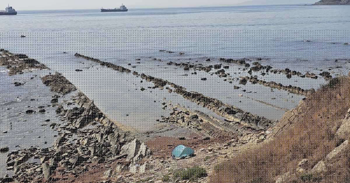 Un indigente acampa en el Parque del Centenario de Algeciras, en pleno espacio protegido