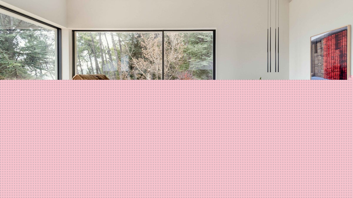 De una superlibrería a un sofá rojo: 12 salones con ideas de decoración que merece la pena copiar