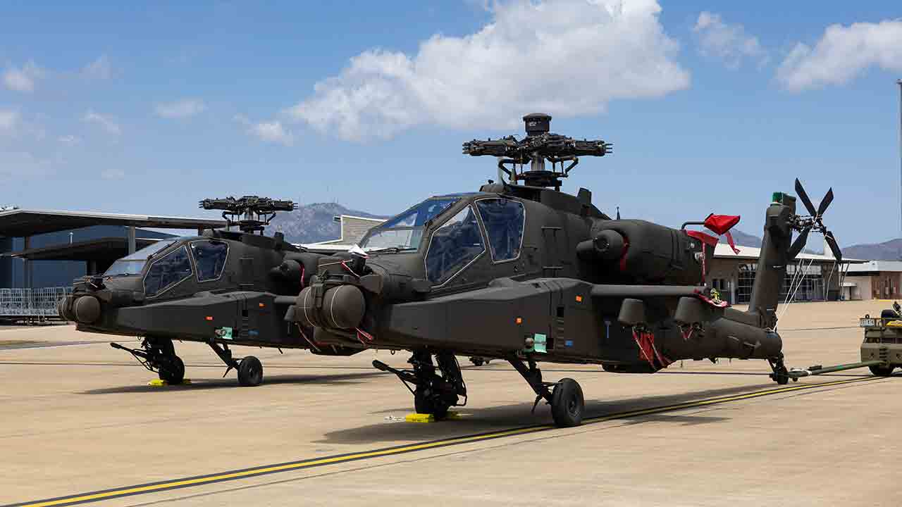Ausztrália megkapta első AH-64E Apache harci helikoptereit Townsville-ben