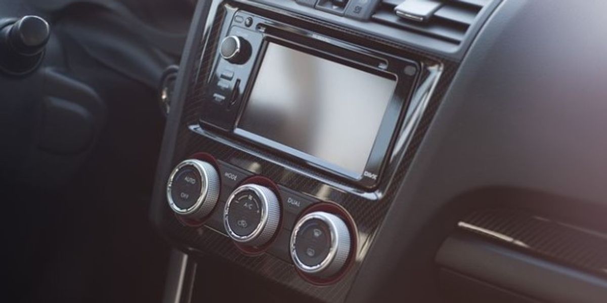 Pse zakonisht e ulim volumin e radios kur parkojmë në prapakthim?