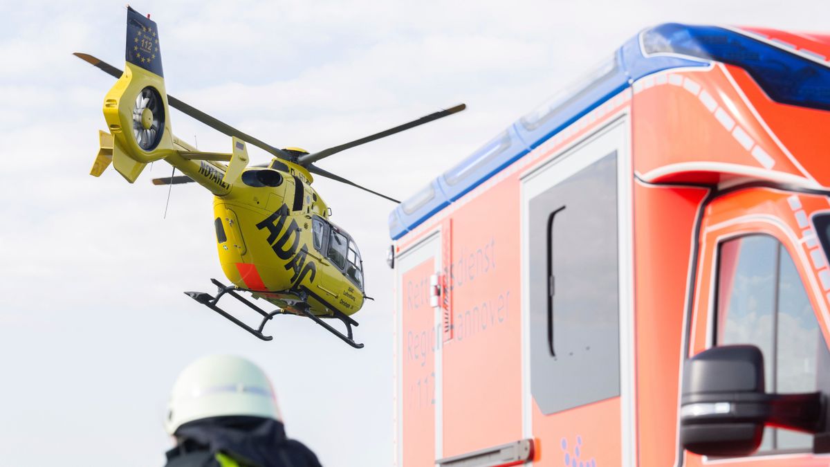 Unfall auf A7: Ersthelfer von Auto erfasst