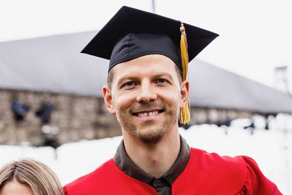 Comment on Alex Chiasson graduates from Boston University shortly after retiring from the NHL by Alex Chiasson graduates from Boston University shortly after retiring from the NHL – Victory On Ice