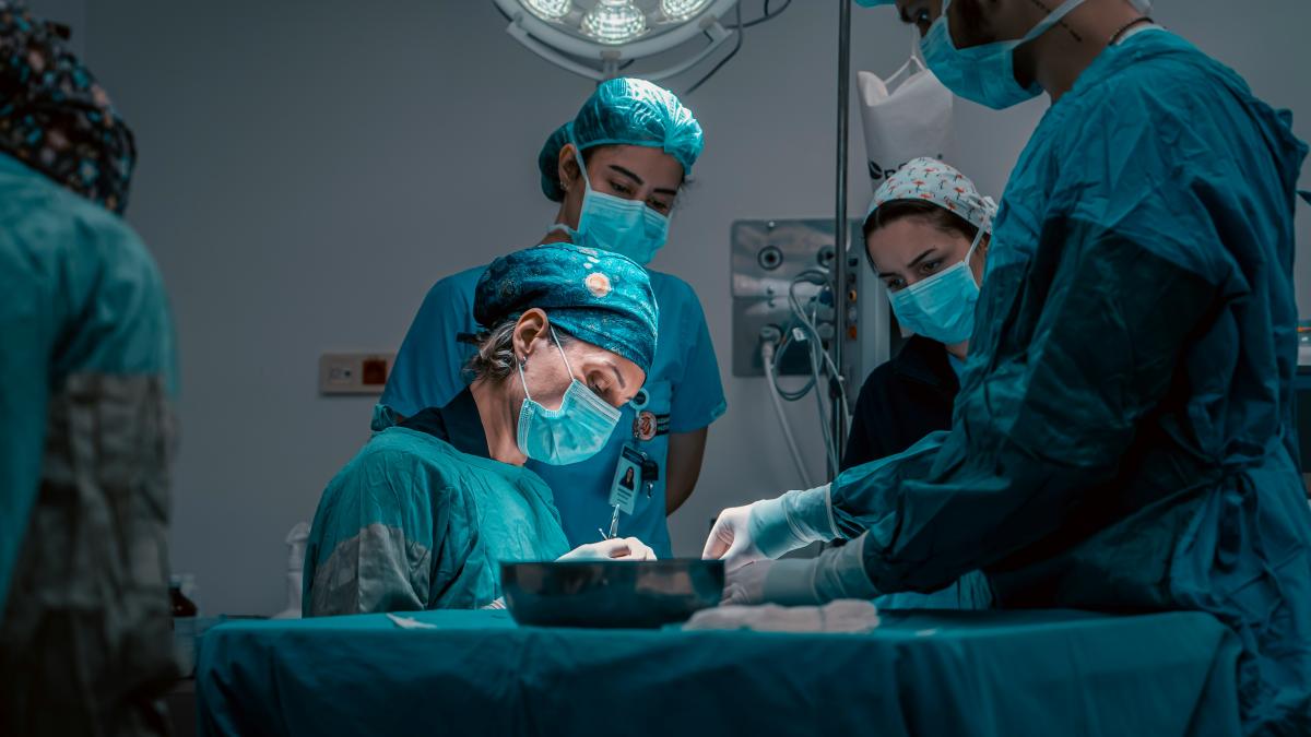30 de cadre medicale, mobilizate timp de 12 ore la Iași, în sala de operație. Culisele unui maraton pentru salvare