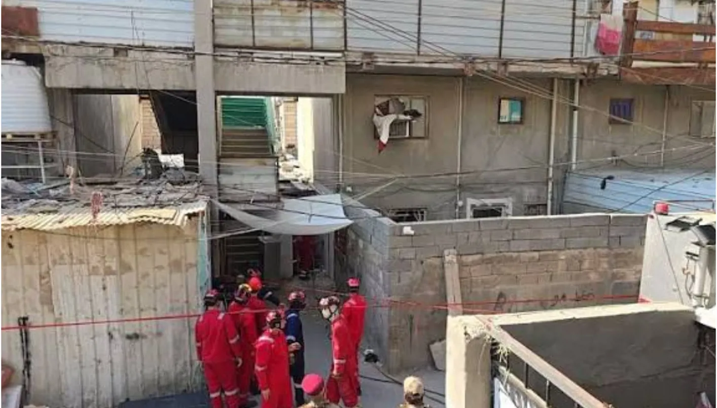 العراق: انتشال جثة امرأة وإنقاذ 4 أشخاص بعد انهيار مبنى سكني في البصرة (فيديو)