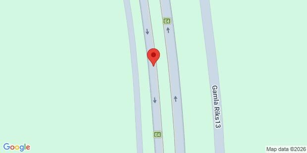 Stillastående personbil orsakar stopp i ett körfält på E4