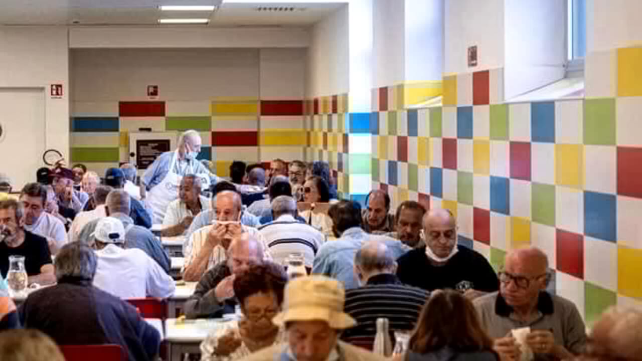 L'iniziativa per gli "invisibili" di Milano nel giorno di Ferragosto: oltre 200 persone a tavola insieme all'arcivescovo