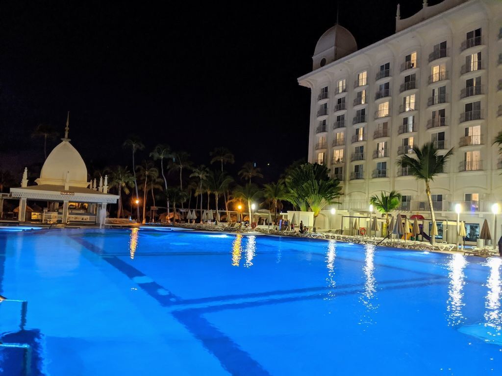 Hotels vs Airbnb vs Hostels