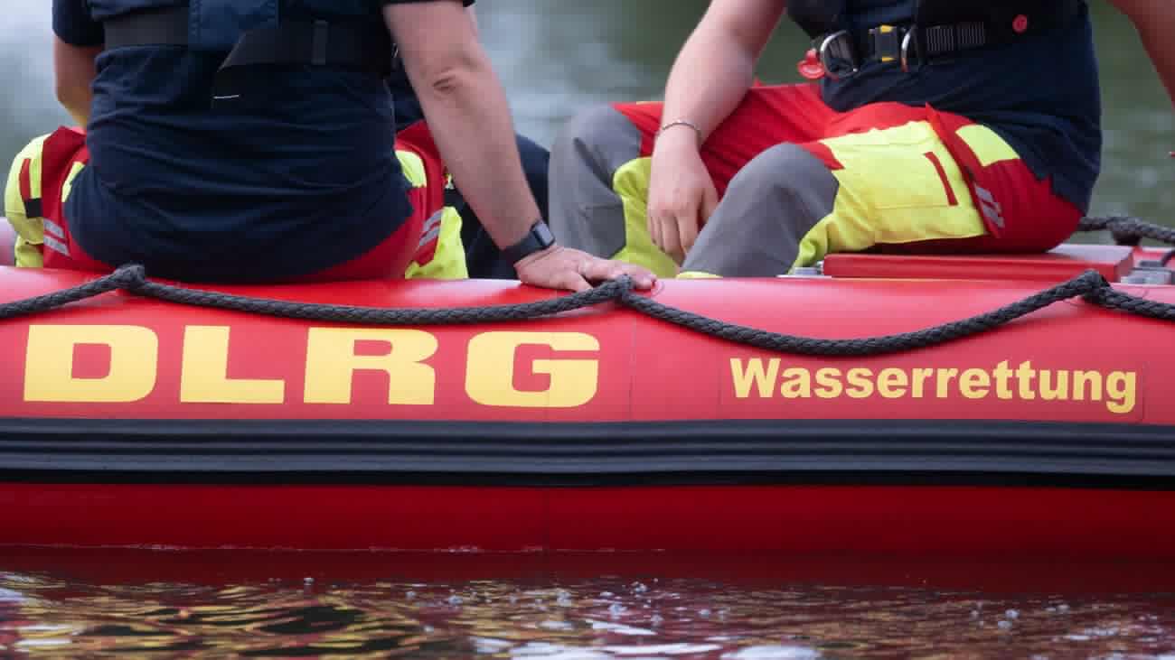 Auf der Ruhr: Mann schläft auf Schlauchboot ein und löst Einsatz aus