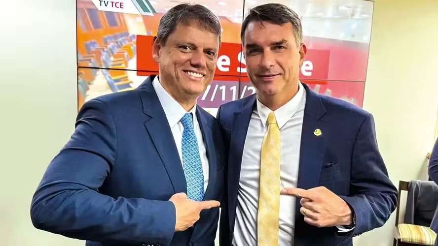 Tarcísio exalta Bolsonaro em convenção de União Brasil e PP de SP ao lado de Flávio
