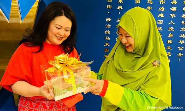 As MCA mulls BN exit, PAS comes knocking with mooncakes