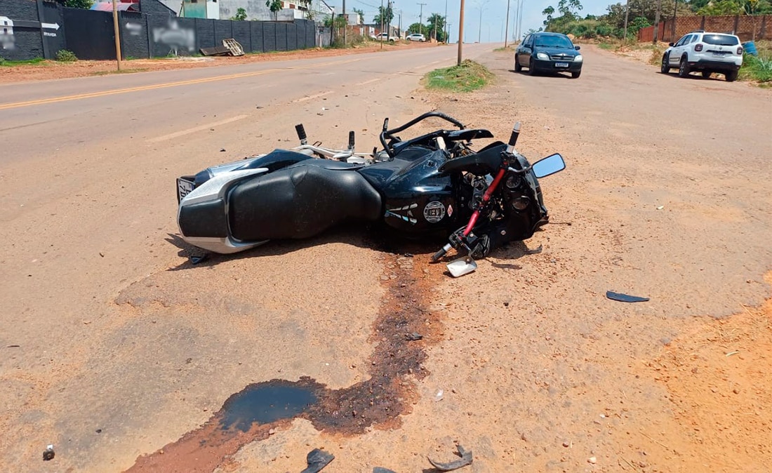Moto de alta cilindrada se envolve em colisão com carro em Colíder; vítima arremessada