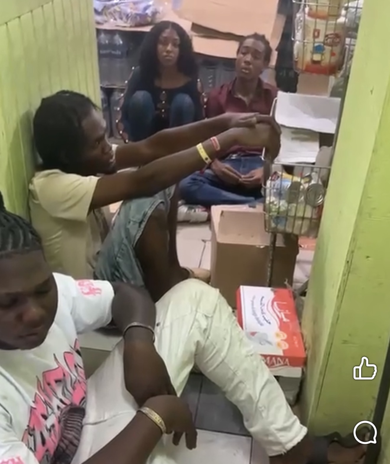 VIDEO: Supermarket Owner Detains Suspected Robbers Until Police Arrive