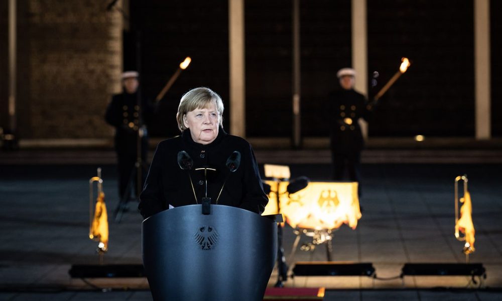 Angela Merkel deplânge faptul că Merz nu a invitat “pe cineva din Europa de Est” alături de Macron la 35 de ani de la reunificarea Germaniei