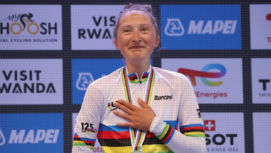 "Elle a déjà roulé avec nous…" La boulette d’un coureur qui révèle l’histoire d’amour entre un coéquipier et la nouvelle championne du monde