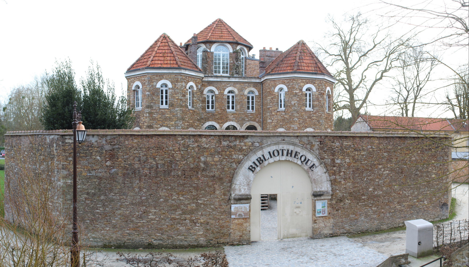 Cette ancienne prison de région parisienne a été transformée... en bibliothèque !