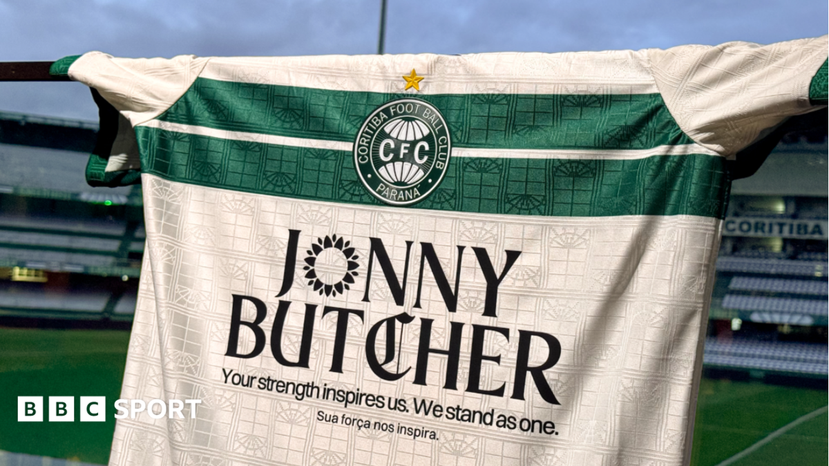 Brazilian top-flight club wear name of English fan with MND on shirts