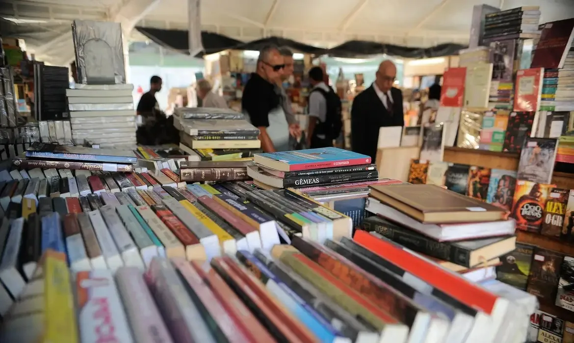 Feira de Livros do Sinpro-Rio ocupa Praça do Professor com editoras e programação gratuita