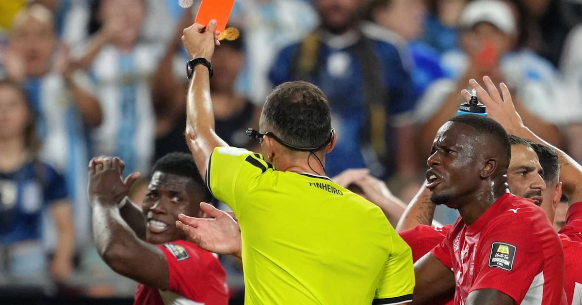 ¿Sí le ayudaron a Argentina? Suizo Breel Embolo no debió ser expulsado en partido de cuartos del Mundial