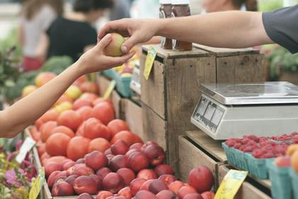Is it safe to buy from a farmers market? Experts say yes and explain why