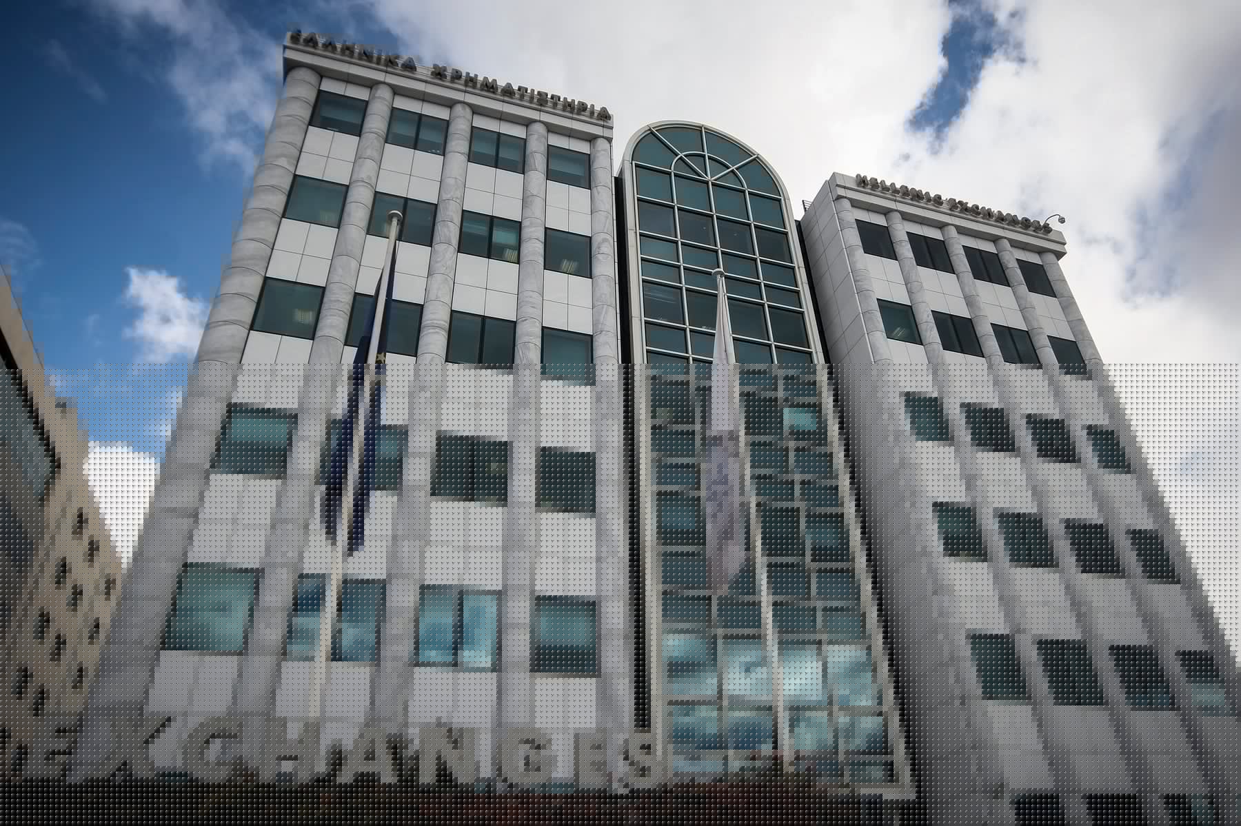 Χρηματιστήριο: Αντίρροπες δυνάμεις στο ταμπλό – Άλμα στα υψηλά 21 ετών για τα ΕΛΠΕ, νέες πιέσεις στην Coca Cola