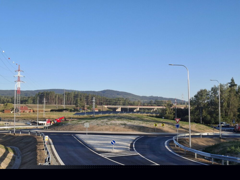 Nová okružní křižovatka v Kaplici je v provozu