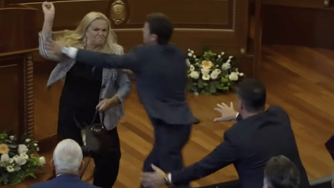 VIDEO: Parlament v Kosove musel náhle prerušiť rokovanie. Poslankyňa začala hádzať po premiérovi vajcia