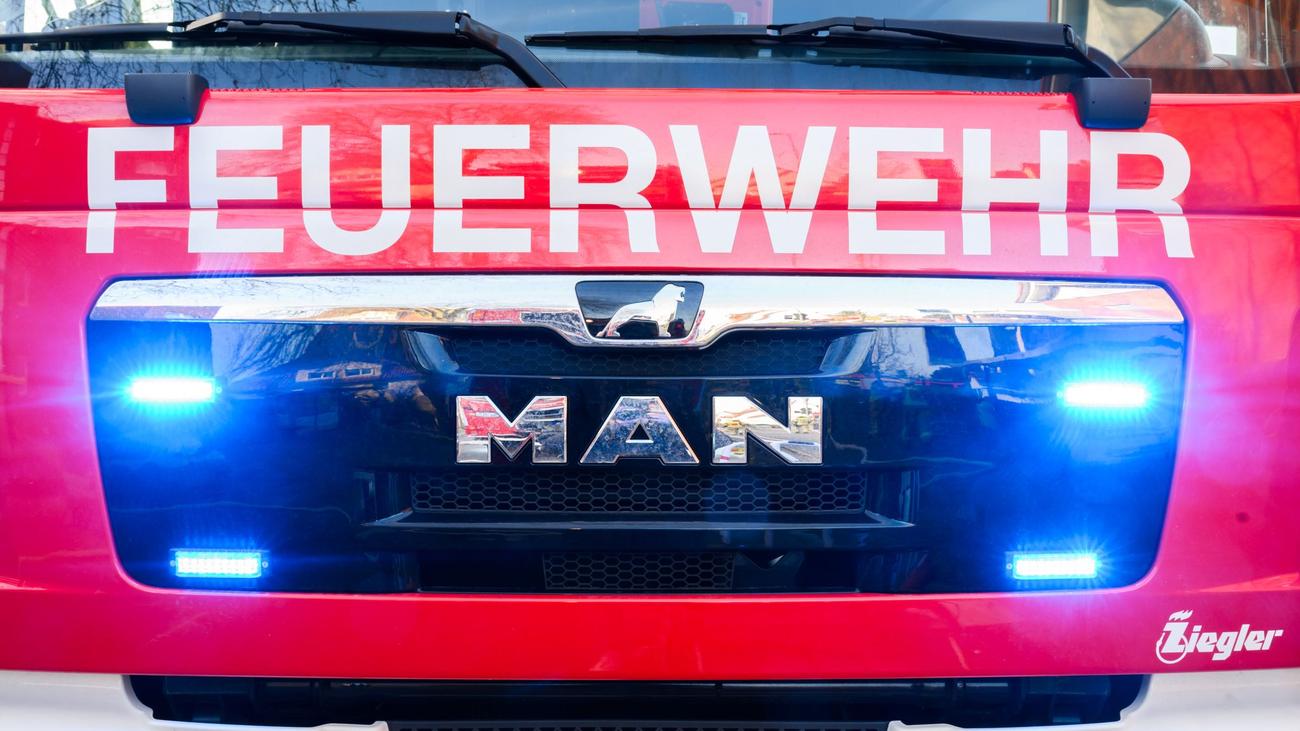 Landkreis Wesermarsch: Motor fängt Feuer: Drei Männer bei Löschversuch verletzt