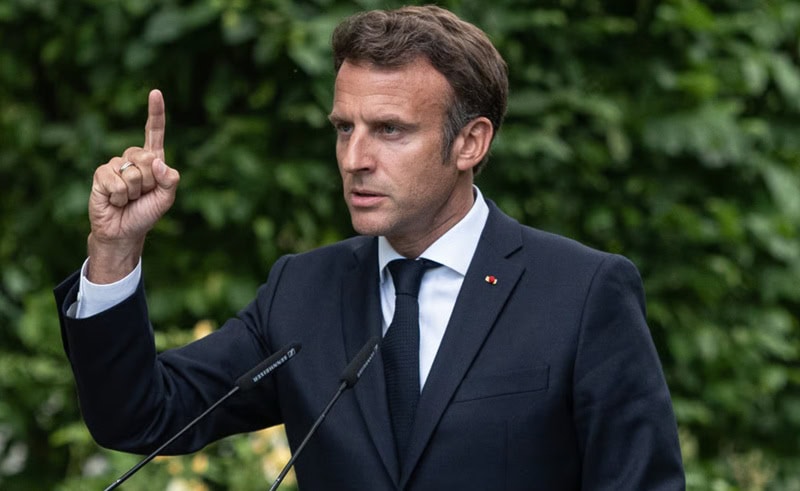”Prin tarife sector cu sector”: Emmanuel Macron îndeamnă Bruxelles-ul să protejeze industria UE de SUA și China