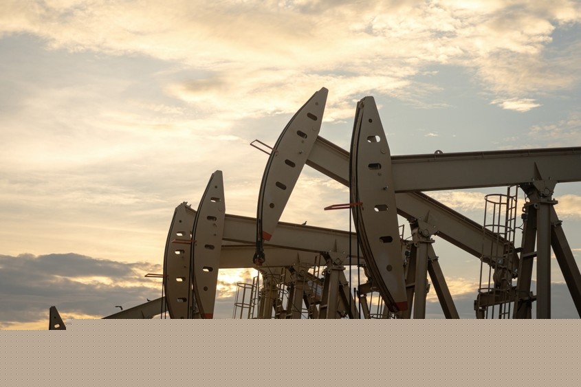 OPEC+ continuă majorarea producţiei de petrol în septembrie