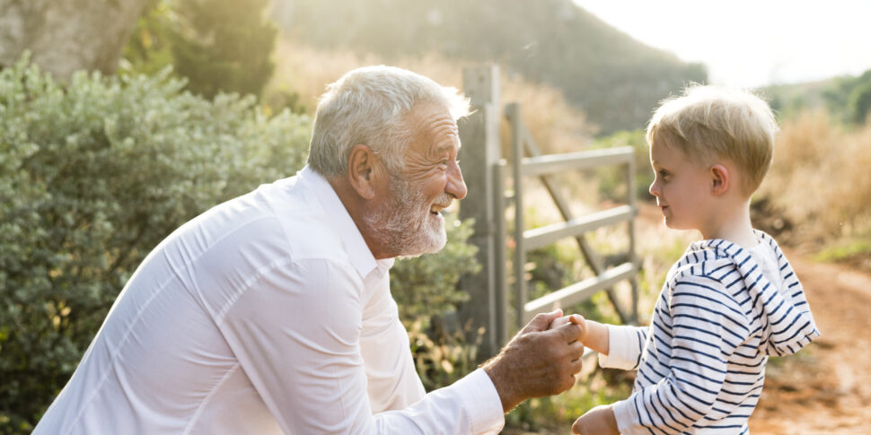 Culle sempre più vuote, nel 2050 in pensione a 69 anni. Istat: nel 2024 calo nascite del 2,6%. Maternità sempre più tardi