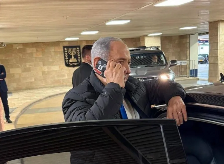 Camera điện thoại của ông Netanyahu bị dán lại. Tại sao?