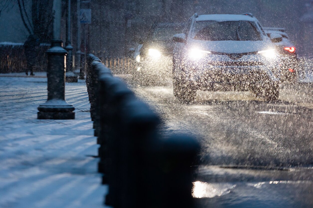 Kelininkai: pagrindiniuose šalies keliuose eismo sąlygos stabilizuojasi
