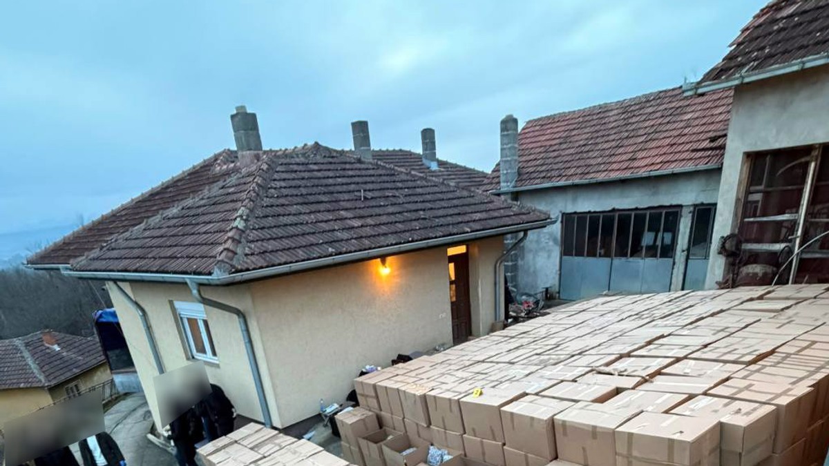 (FOTO, VIDEO) POGLEDAJTE KAKO SU OTAC I SIN NASLAGALI PET TONA MARIHUANE Nove fotografije istorijske zaplene droge: Pronađene i 4 automatske puške, zolja, municija