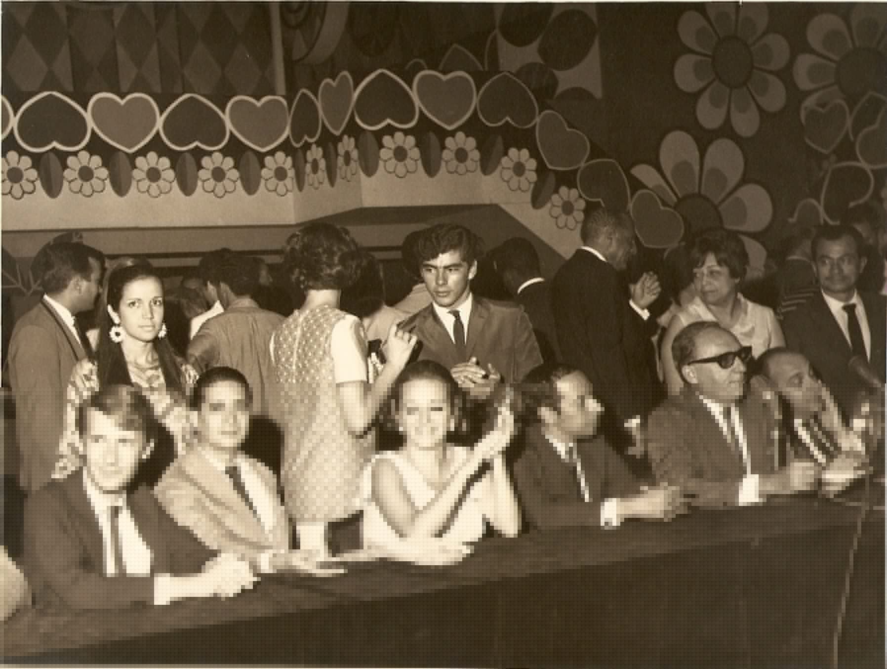 Quem são essas pessoas? Theatro Municipal divulga segundo lote com dez fotos sem identificação; conhece alguém?