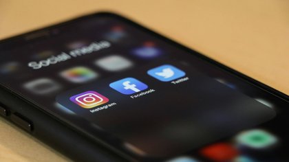 Les réseaux sociaux, un poison pour les jeunes ? YouTube, Facebook, Instagram et TikTok sur le banc des accusés dans un procès historique aux Etats-Unis